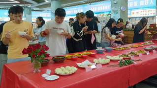 我校第三食堂舉辦產(chǎn)品創(chuàng)新品鑒會(huì)...
